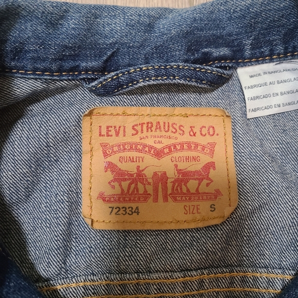 Levi's Classic Denim Trucker Jacket - Picture 6 of 7